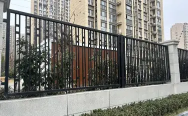 工程人必看的铁艺栅栏围墙方案落地与效果还原指南