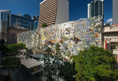 建筑外立面设计初期，你们如何与建筑师协作实现创意落地？深化设计包含哪些核心环节？
