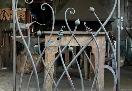 铁艺护栏如何做好日常维护？不同场景维护周期有何差异？