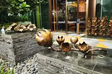 广州嘉裕中心万豪酒店雕塑艺术品案例 | 铜雕与石雕的空间美学实践