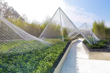 建筑构筑物艺术化转型：从功能载体到城市文化符号的价值重构