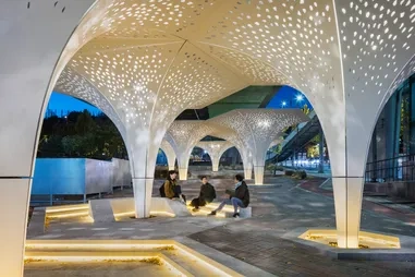 桥下秘境：景观廊架如何激活城市消极空间的自然基因