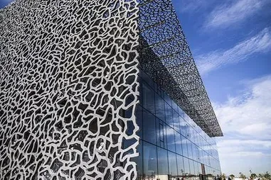 解构与重构：线条不规则建筑外立面的设计哲学与技术实践